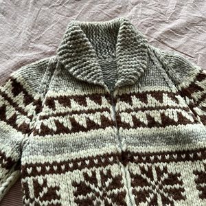 VINTAGE COWICHAN SWEATER ! VERY WARM